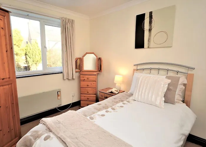 4 Bed In Penrith Oc-80541 *